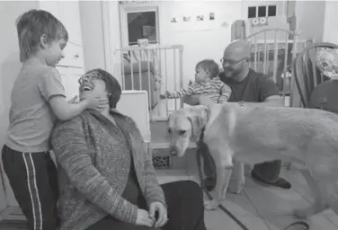  ?? BERNARD WEIL/TORONTO STAR ?? Service dog Harris is helping Atlas Anderson, far left, and his family as they deal with the boy’s severe autism.