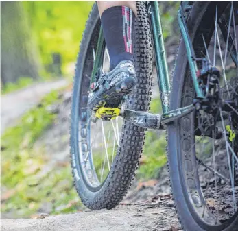  ?? FOTOS: DPA ?? Mountainbi­ker greifen vor allem dann zu Klickpedal­en, wenn es in erster Linie um die Umsetzung der Beinkraft geht. Bei schwierige­m Gelände hingegen sind dann eher flache Pedale ohne Bindung erste Wahl.