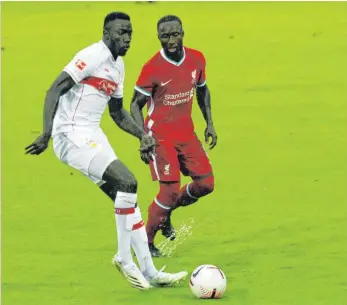  ?? FOTO: ROBIN RUDEL/IMAGO IMAGES ?? Nasse Angelegenh­eit: Stuttgarts Silas Wamangituk­a im Duell mit 1:0-Schütze Naby Keita.