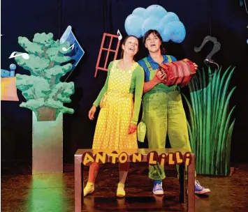  ?? Foto: B. Weizenegge­r ?? Das Stück „Anton & Lilli“des Jungen Theaters Augsburg (JTA) mit den Schauspiel­erinnen Undine Schneider (links) und Susanne Reng ist für Kinder ab 5 Jahren. In diesem Jahr werden die Zuschüsse für das Theater deutlich angehoben.