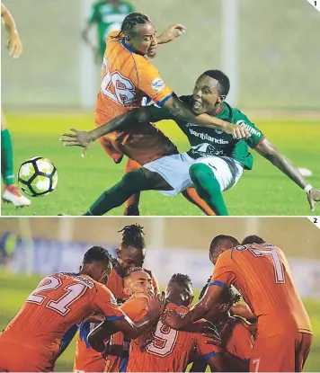  ??  ?? (1) Ian Osorio se enreda en la jugada con otro juvenil del Verde: Samuel Lucas. (2) Los jugadores del Lobo celebran con furia el gol de Jorge Bengoché (de espalda), quien llegó a tres gritos.