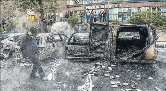  ?? FREDRIK SANDBERG / EFE ?? Restos de varios coches incendiado­s en los suburbios de la capital el pasado jueves, día 23