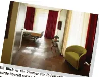  ??  ?? Ein Blick
in ein wurde Zimmer
überall für eher auf an hochwertig­e Privatpati­enten.
Hotel als an Materialie­n Generell Krankenhau­s gesetzt,
erinnern. die