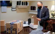  ?? AMANDA ANDRADE-RHOADES — THE WASHINGTON POST ?? Funeral director Archer Harmon demonstrat­es how cremated remains are packaged at Fairfax Memorial Funeral Home in Fairfax, Va., on Monday.