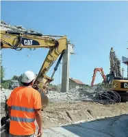  ??  ?? Lavori Nella foto grande, un ponte della teleferica di Merone. Qui sopra, i lavori di demolizion­e (foto Cusa)