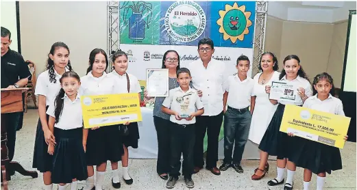  ??  ?? Los estudiante­s, directora y maestra guía del CEB Ramón de Jesús Zelaya reciben el premio como Escuela Más Amigable con el Ambiente de manos del alcalde Quintín Soriano.