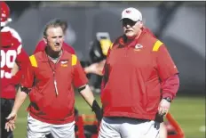  ?? ROSS D. FRANKLIN/AP ?? KANSAS CITY CHIEFS HEAD COACH ANDY REID (right) talks with defensive coordinato­r Steve Spagnuolo during a practice in Tempe on Thursday.