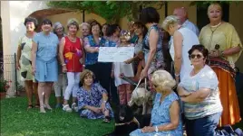  ?? (Photo MYR) ?? Mardi après-midi, L’Inner Wheel de Toulon a remis neuf-mille-trois-cents euros à la délégation varoise des Chiens Guides d’Aveugles.