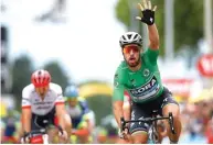  ?? KIM LUDBROOK/EPA-EFE ?? KEMENANGAN KETIGA: Peter Sagan melambaika­n tangan ketika memasuki garis finis etape ke-13 Tour de France di Valence tadi malam.