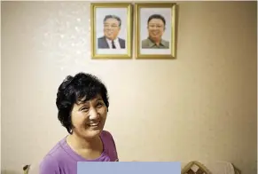  ??  ?? PRIVILEGIA­TA Am Hui Ok, 56 anni, moglie di un docente di Ingegneria, nella casa donata da Kim Jong-un nel quartiere degli scienziati di Pyongyang.