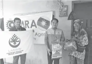  ??  ?? MOHAMMAD Raufa (tengah) menyerahka­n sumbangan kepada salah seorang penerima dalam kalangan keluarga asnaf di Kampung Saudara Baru, Merindun, Lubok Antu di Sri Aman baru-baru ini.