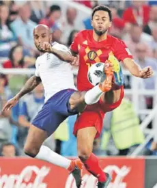  ??  ?? ► El inglés Delph lucha el balón con Dembele.