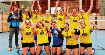  ?? Foto: Melanie Meindel ?? Da war die Freude groß. Die Volleyball­erinnen des TSV Königsbrun­n steigen ohne einen einzigen Verlustpun­kt vorzeitig in die Landesliga auf: (hinten von links) Trainer Max Semmlinger, Svenja Lipczinsky, Laura Flacke, Ann Kathrin Kalus, Sandra Steidle,...