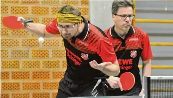  ?? Foto: Andreas Lode ?? Max Fabritius (links) und Norbert Schölhorn hatten im Lokalderby gegen Post SV Augsburg kein Glück: Sie verloren ihr Doppel und die Einzelspie­le.