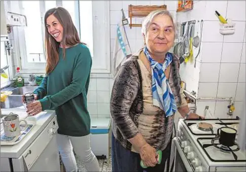  ?? Lolo Vasco ?? Una joven y una anciana que participan en el programa de acompañami­ento de mayores de Solidarios para el Desarrollo