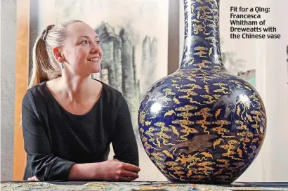  ?? ?? Fit for a Qing: Francesca Whitham of Dreweatts with the Chinese vase