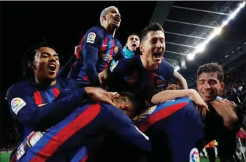  ?? ?? FC Barcelona ligner en spansk mester i fodbold efter at have opbygget et forspring på 12 point til Real Madrid, der blev slået med 2-1 søndag. »Jeg forstår godt, at fansene synger "mestrene", men vi kan ikke begynde at slappe af,« sagde Barcelona-traener Xavi Hernandez. Foto: Juan Medina/ Reuters