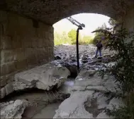  ?? (Photo L. B.) ?? Des trous béants sous les piles du pont ont du être comblés par des dizaines de mètres cubes de béton, sécurisant l’ouvrage.