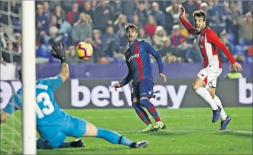  ??  ?? LOS GOLES. Campaña, que se marcó un partidazo, hizo el segundo tanto del Levante.