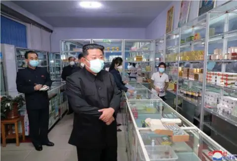  ?? FOTO AFP ?? Kim Jong-un bezoekt een apotheek in Pyongyang. Noord-Korea is in de greep van de pandemie, en dat kan voor explosieve situaties zorgen.