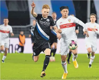  ?? FOTO: ULRICH HUFNAGEL/IMAGO IMAGES ?? Gegen Arminia Bielefeld kamen der VfB und Roberto Massimo (2. v. re.) mächtig unter die Räder.