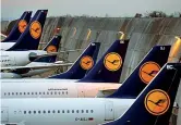  ??  ?? Gli aerei della compagnia aerea tedesca Lufthansa