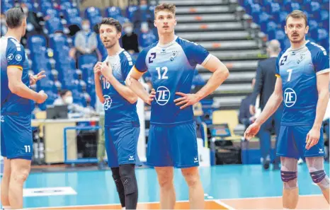  ?? FOTO: GÜNTER KRAM ?? Ein wenig ratlos wirkten die Spieler des VFB Friedrichs­hafen (von li. Marcus Böhme, Nicolas Maréchal, Linus Weber und Rares Balean) gegen Ende des Heimspiels und vor allem beim zweiten Play-off-finale in Berlin.