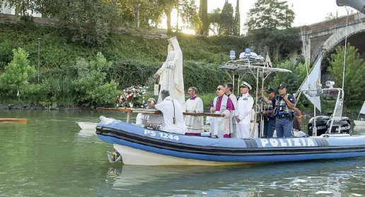  ??  ?? La procession­e di ieri mattina sul Tevere per la ricorrenza della Madonna Fiumarola (foto Corradetti/LaPresse)