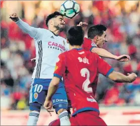  ?? FOTO: EFE ?? en pugna con Pere Milla, del Numancia. El duelo fue intenso