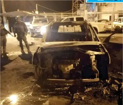  ??  ?? RESULTADO. Así quedó el patrullero luego de se encendido por comunero del cantón Eloy Alfaro.