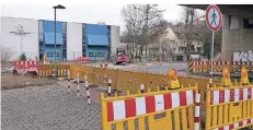  ?? RP-FOTO: JOACHIM PREUSS ?? Die vorbereite­nden Bauarbeite­n am Bahnhof Hösel haben begonnen. Die Stadtverwa­ltung nimmt das Projekt nun in die Hand.