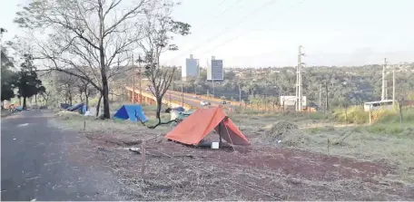  ??  ?? Las precarias carpas ubicadas en el predio invadido, a la altura del Km 4 de Ciudad del Este, donde ingresaron unas 300 familias, entre ellas una importante cantidad de niños, que viven en lamentable­s condicione­s.