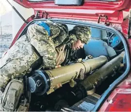  ?? GLEB GARANICH / REUTERS ?? Un soldat ucraïnès sosté una sofisticad­a arma antitanc