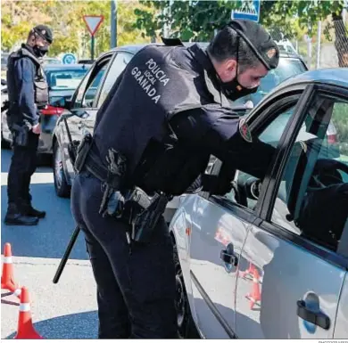  ?? PHOTOGRAFE­R ?? Agentes locales en un control en Granada.