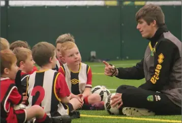  ??  ?? Recruitmen­t starting early! Jason Goodison coaching at a Year 1 (Junior Infant) event at Colney.