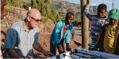  ?? Foto: Werz/Roepert ?? Der Aalener Arzt Walter Roepert – hier beim Tischfußba­ll mit Studenten in Äthiopien – wurde in Afrika erschossen.