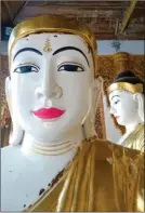  ??  ?? Visage blanc, lèvres rouges, robe dorée, pour ce Bouddha de la pagode Shwedagon à Rangoon.
