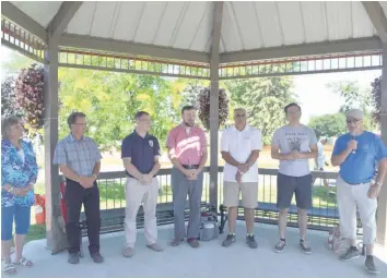  ?? —photo Alexia Marsillo ?? Russell councillor­s Cindy Saucier and André Brisson, and Russell Mayor Pierre Leroux can be recognized in this photo (from left to right), along with North Dundas Mayor Eric Duncan, Ottawa’s city councillor of Osgoode Ward George Darouze, the MP for...