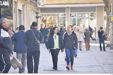  ?? G. H. ?? Gente paseando en una calle de Granada.