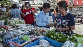  ?? — Bernama ?? Meeting the locals: Wong (second from right) greeting people during a walkabout at the Bandar Damai Perdana morning market.