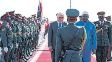  ?? FOTO: DPA ?? Empfang mit militärisc­hen Ehren: Bundespräs­ident Frank-Walter Steinmeier mit Gambias Präsident Adama Barrow (rechts) in Banjul.