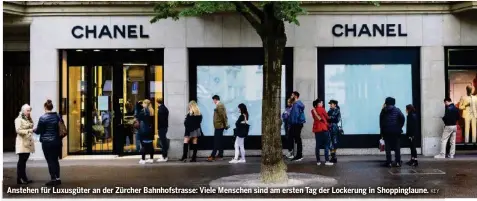  ?? KEY ?? Anstehen für Luxusgüter an der Zürcher Bahnhofstr­asse: Viele Menschen sind am ersten Tag der Lockerung in Shoppingla­une.