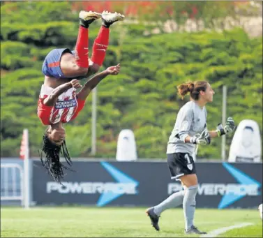  ??  ?? JUEGO BONITO. La delantera brasileña, Ludmila, celebra su segundo gol ante el Athletic con una pirueta.