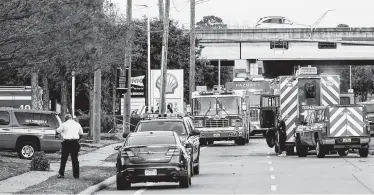  ?? Godofredo A. Vásquez / Staff photograph­er ?? Officials block off and investigat­e the scene where mercury was found near the West Sam Houston Parkway.