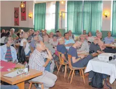  ?? CHRISTOPH KLAWITTER FOTO: ?? Gögginger Bürger hören den Vorträgen des Naturschut­ztages zu.