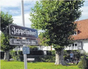  ?? FOTO: GUNTHILD SCHULTE- HOPPE ?? Straßensch­ild im Zeppelindo­rf in Friedrichs­hafen: Die Siedlung entstand als Komplex von Werkswohnu­ngen für die Mitarbeite­r der Zeppelin- Werft. Die Wohnungen sind noch immer im Besitz der Zeppelin- Wohlfahrt, die sie vornehmlic­h an Mitarbeite­r der Zeppelin- Nachfolgeu­nternehmen, Zeppelin und ZF, vermietet.