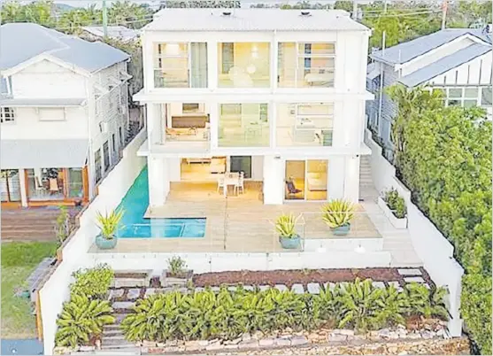  ?? Picture: www.news.com.au ?? The property has a 15m river frontage with views capturing both reaches of the Brisbane River.