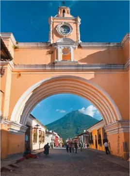  ??  ?? Arco de SantaCatal­ina, en Antigua, Guatemala; y estela en las ruinas de Copán,Honduras.