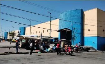  ?? ?? l
PÁNICO. Los visitantes a la plaza huyeron al escuchar las ráfagas. Los locatarios sólo pudieron bajar sus cortinas.