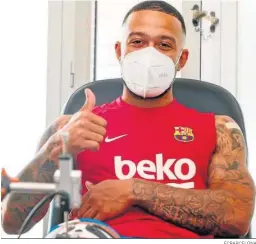  ?? FCBARCELON­A ?? Memphis Depay alza el pulgar mientras se somete al examen médico.